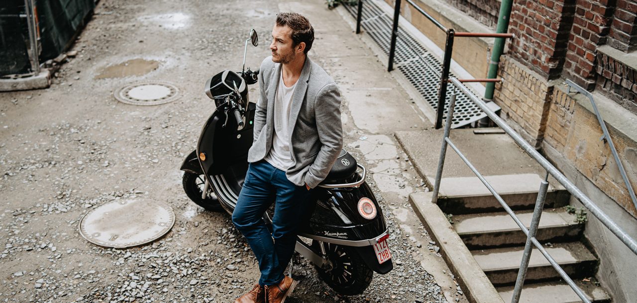 Der Elektroroller 54 iconic von Kumpan electric mit männlichem Model